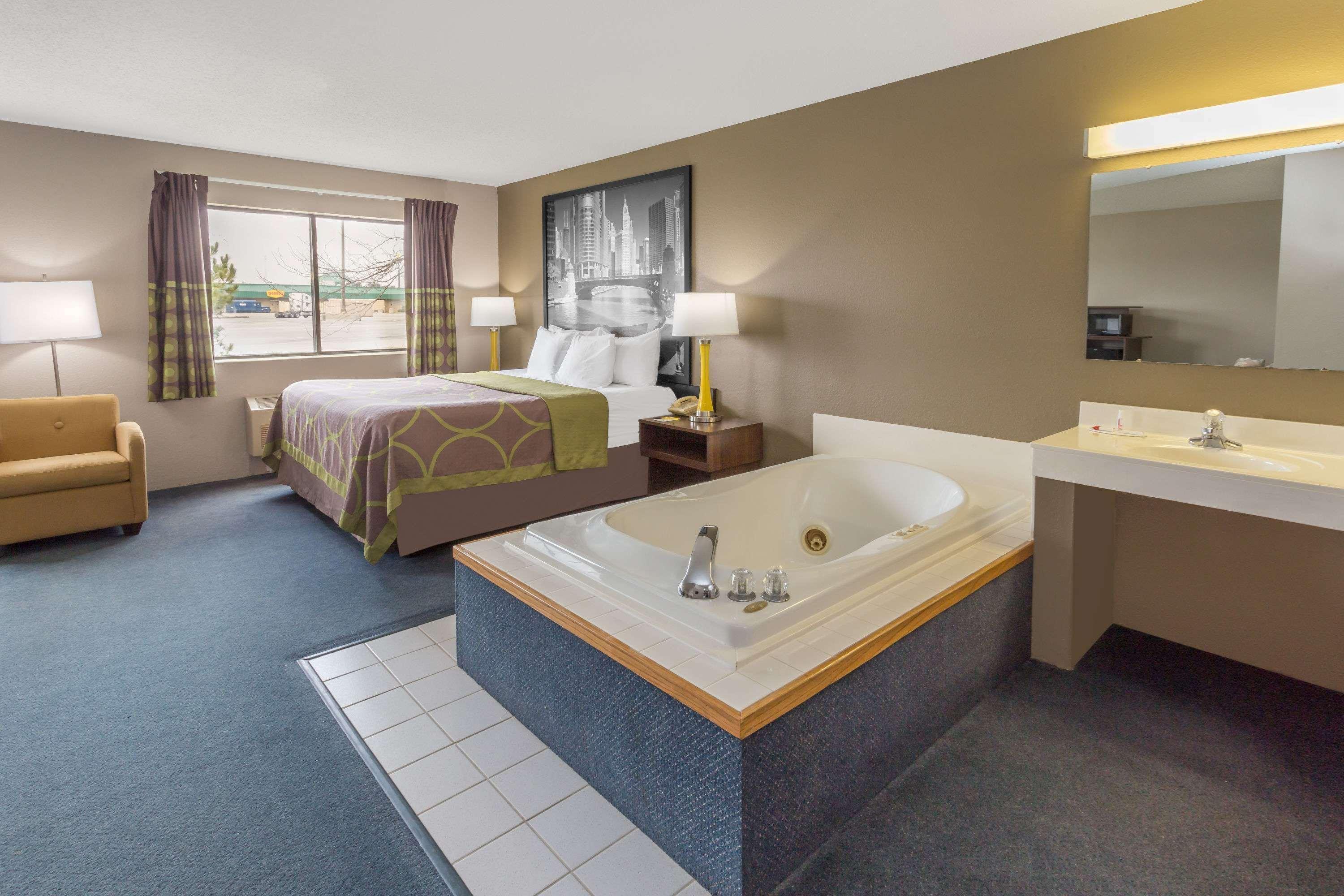 Super 8 By Wyndham Hebron Lowell Area Exterior photo