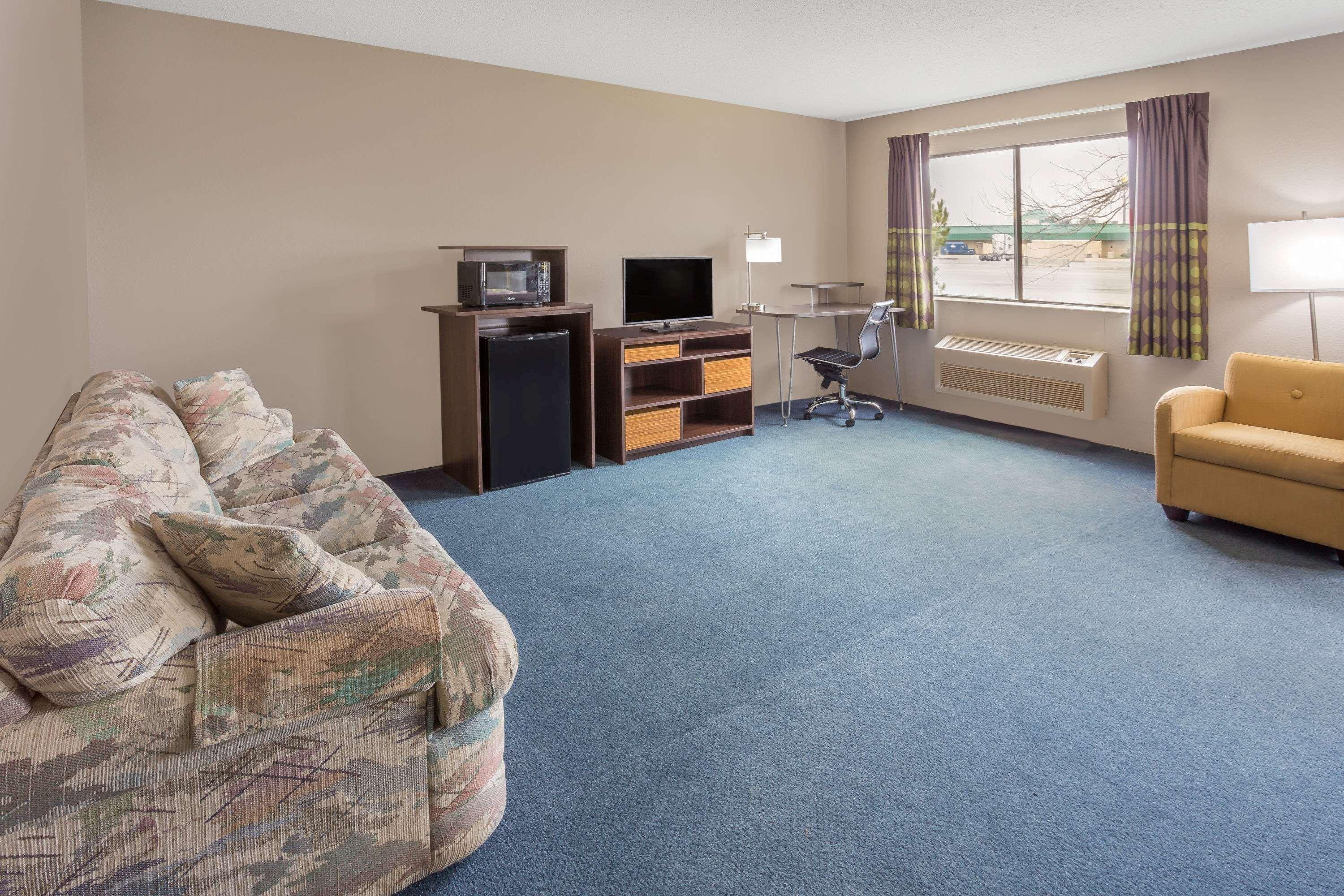 Super 8 By Wyndham Hebron Lowell Area Exterior photo